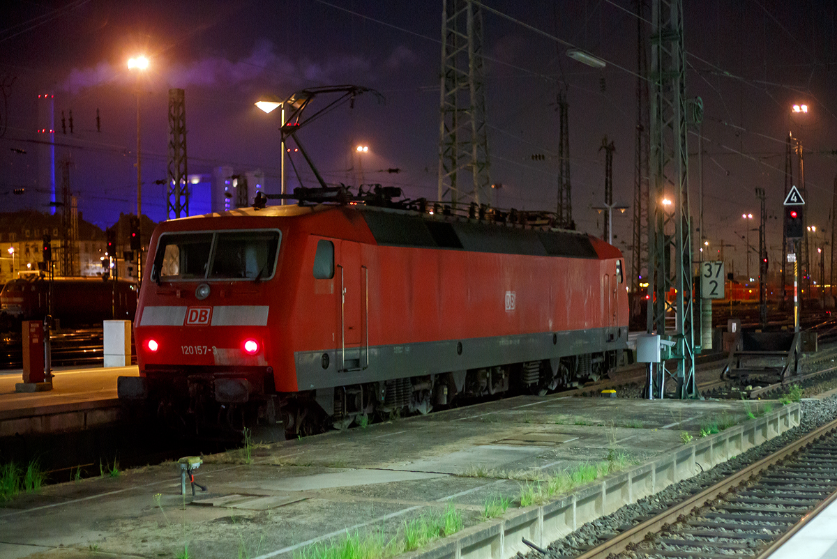 
Die 120 157-3 (91 80 6120 157-3 D-DB) der DB Fernverkehr AG hat am sehr frühen Morgen des 01.11.2019 (2.52 Uhr) auf Rangierfahrt im Hbf Frankfurt noch Hp 0.