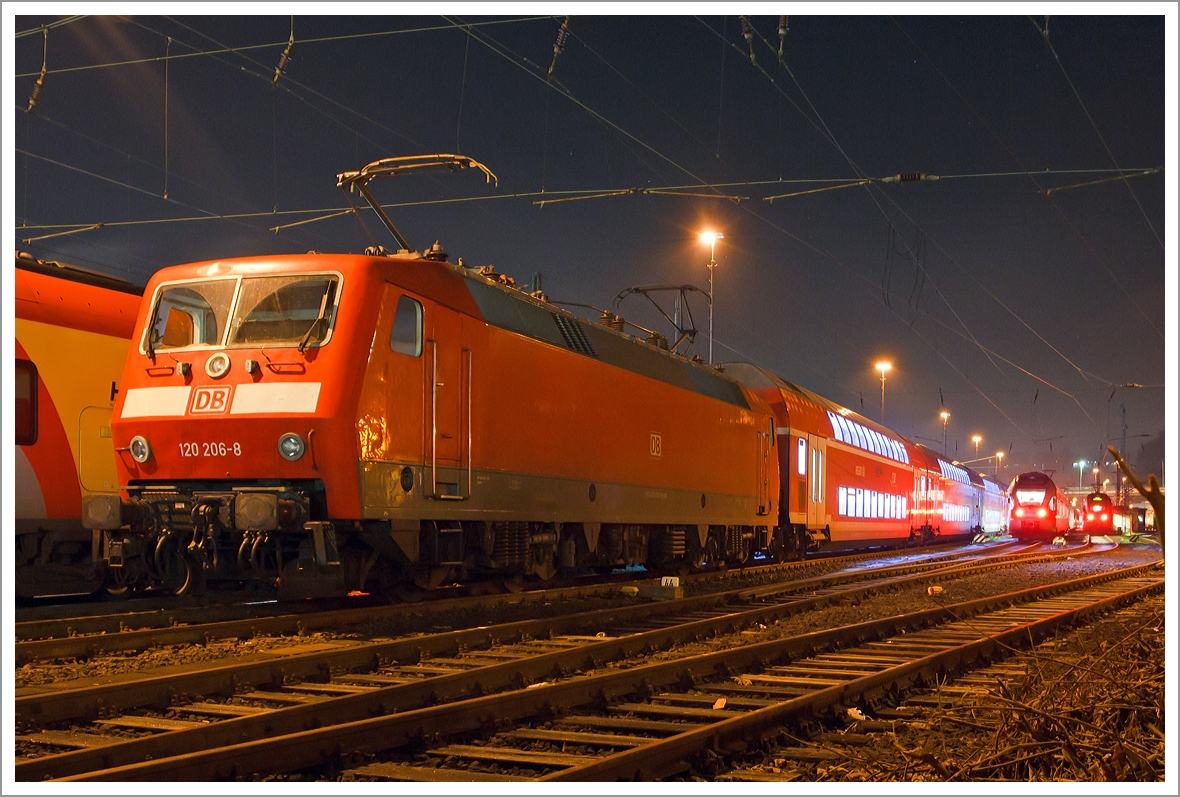Die 120 206-8 ist mit Dostos (RE 9 - Rhein-Sieg-Express) am 12.11.2013 (2:08 Uhr) beim Hbf Siegen, f�r den Einsatz in den sp�teren Morgenstunden, abgestellt.