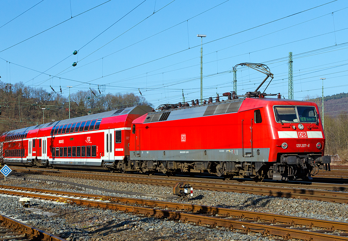 
Die 120 207-6 (91 80 6120 207-6 D-DB) der DB Regio NRW (ex DB 120 136-7) schiebt am 15.02.2015 den RE 9 - Rhein Sieg Express (RSX) Siegen - Köln - Aachen von Betzdorf/Sieg weiter in Richtung Köln.