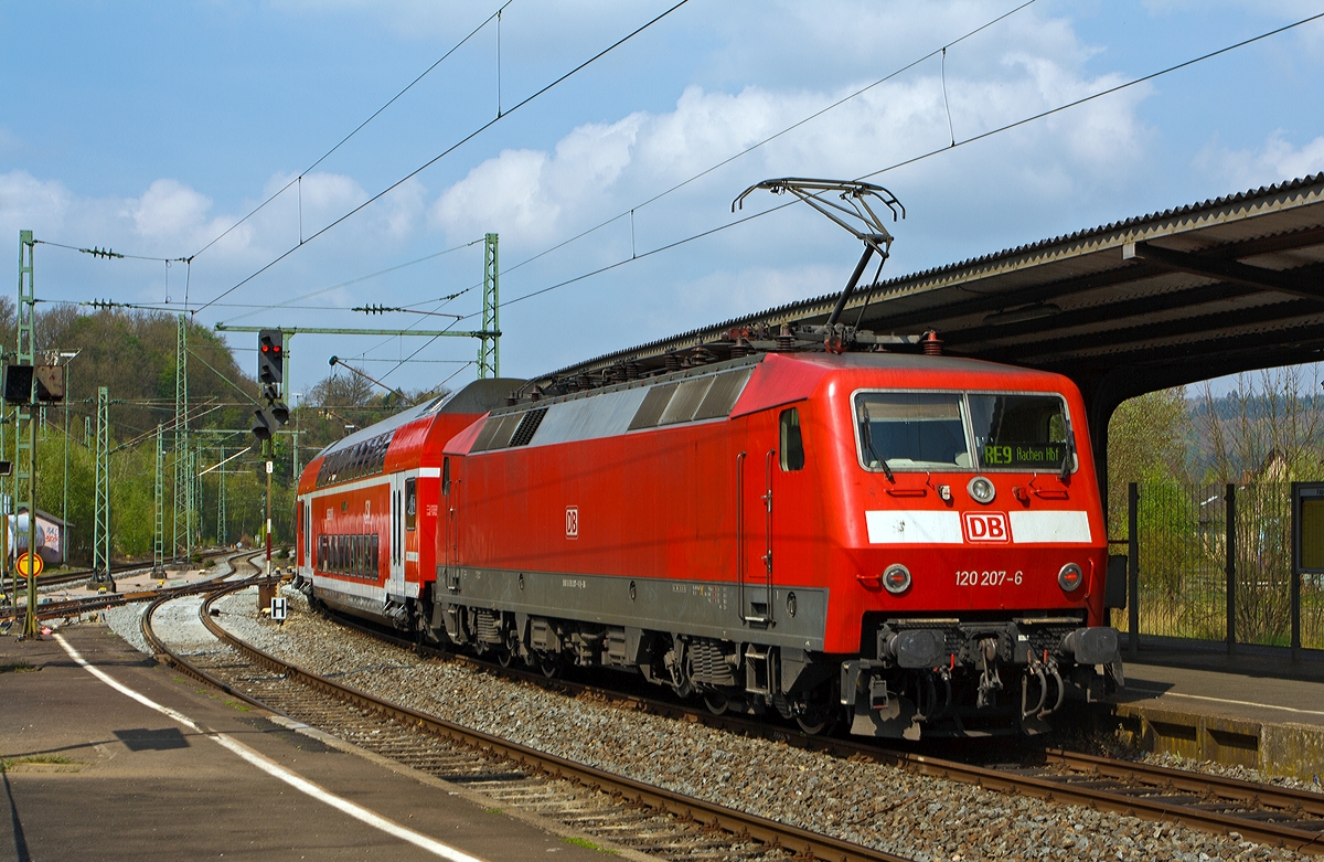 Die 120 207-6 (ex DB 120 136-7) schiebt 6 DoSto´s als RE 9 - Rhein Sieg Express (RSX) Siegen - Köln - Aachen am 12.04.2014 vom Bahnhof Betzdorf/Sieg weiter in Richtung Köln. 
Die Lok wurde 1988 von Krauss-Maffei unter der Fabriknummer 19961 (die elektrische Ausrüstung ist von Siemens) gebaut und als 120 136-7 an die DB geliefert, ende 2010 wurde sie mit einem Nahverkehrspaket ausgestattet (Zugzielanzeiger, Zugabfertigungssystem, Server u. a.) und in 120 207-6 umgezeichnet. 

Wegen der erhöhten fahrdynamischen Werte bildet sie mit sechs neuen Doppelstockwagen einen Wendezug (anstelle von fünf). Sie hat die NVR-Nummer 91 80 6120 207-6 D-DB.

Technische Daten:
Spurweite: 1.435 mm, 
Achsformel: Bo`Bo`
Länge über Puffer: 19.200 mm
Dauerleistung: 5.600 kW
Anfahrzugkraft: 340 kN
Höchstgeschwindigkeit: 200 km/h
Fahrmotoren: 4 Drehstrom-Asynchron-Motoren
Gesamtradsatzstand: 13.000 mm
Drehgestell-Radsatzstand: 2.800 mm
Dienstmasse: 83,2 t
Getriebe-Übersetzung: 106:22 (bei 120 101-136)
