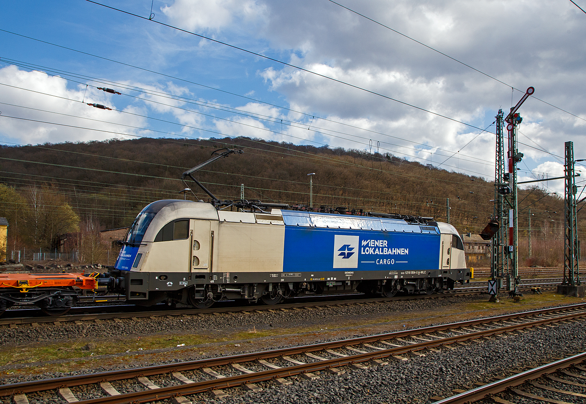 Die 1216 954 (91 81 1216 954-8 A-WLC) der WLC - Wiener Lokalbahnen Cargo GmbH (Wien), f�hrt am 26.03.2021 mit einem Leerzug, neuer 4-achsiger Drehgestell - 40‘ Containertragwagen der Gattung Sgmmnss 738 der WASCOSA AG Z, durch Dillenburg in Richtung Gie�en.

Die Taurus III bzw. Siemens ES 64 U4-C (Variante C f�r �sterreich, Deutschland, Tschechien und die Slowakei) wurde 2010 unter der Fabriknummer 21415 von Siemens gebaut und an die WLC geliefert.
