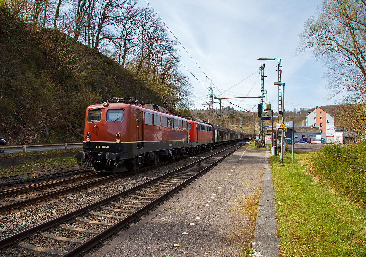 Die 139 309-9 (91 80 6139 309-9 D-BYB) der BayernBahn GmbH fährt am 12.04.2022 mit der kalten 140 432-6 (91 80 6140 432-6 D-BYB) und dem sogenannten  Henkelzug  (Langenfeld/Rhld. nach Gunzenhausen), durch Scheuerfeld (Sieg) in Richtung Siegen, von wo es dann über die Dillstecke in Richtung Süden (Gunzenhausen) geht. Der Zug bestand aus gedeckten Schiebewand-Wageneinheiten der Gattung Hiirrs, sowie drei Kesselwagen am Ende.