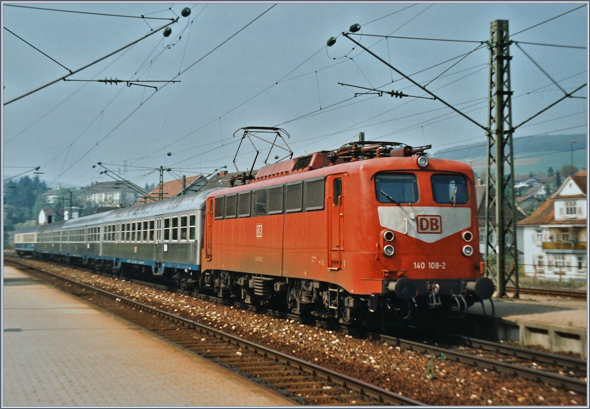 Die 140 108-2 mit einen Eilzug Konstanz - Offenburg beim Halt in Engen. 

29. April 1995