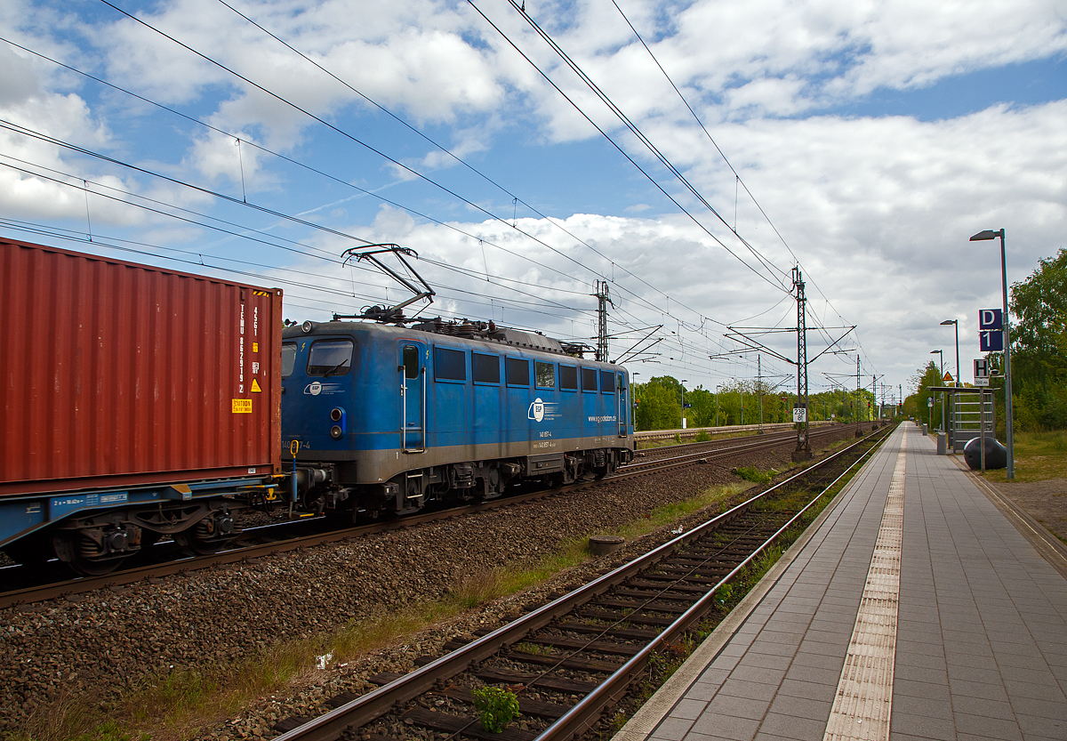 Die 140 857-4 (91 80 6140 857-4 D-EGP) der EGP - Eisenbahngesellschaft Potsdam mbH f�hrt am 14.05.2022 mit einem Containerzug aus Richtung Hamburg kommend durch den Bahnhof B�chen in Richtung Osten.

Die E 40 wurde 1972 bei Henschel & Sohn in Kassel unter der Fabriknummer 31697 gebaut, der elektrische Teil ist von BBC - Brown, Boveri & Cie. In Mannheim. Als 140 857-4 wurde sie an die Deutsche Bundesbahn ausgeliefert, die Ausmusterung bei der DB Schenker erfolgte 2011 und sie wurde an die EPG verkauft.
