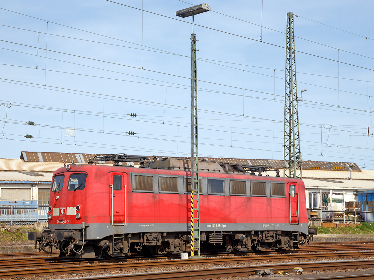 Die 140 858-2 (91 80 6140 858-2 D-DB) der DB Schenker Rail Deutschland AG ist am 12.04.2014 beim Bahnhof Neuwied abgestellt. 

Die E 40 wurde 1972 von Henschel in Kassel unter der Fabriknummer 31699 gebaut, der elektrische Teil ist von BBC (Brown, Boveri & Cie AG).

Wie alle Lokomotiven des Einheitslokomotivprogramms hatte die Baureihe E 40 als geschweißte Kasten-Konstruktionen mit Drehzapfen ausgeführte Drehgestelle und geschweißte Kastenaufbauten mit Lüftergittern. Die ebenfalls geschweißten Lokkästen unterscheiden sich im Wesentlichen nur durch ihre Länge und die Anordnung von Seitenfenstern und Lüftergittern von den anderen Einheitslokbaureihen. Die Baureihe E 40 (ab 1968: 140) ist technisch gesehen eine E 10.1 ohne elektrische Bremse und mit geänderter Getriebeübersetzung. Die E 40 / BR 140 unterscheiden von der E 10 / BR 110 durch eine andere Dachhaube mit weniger Lüftergitterrosten. Mit 879 Exemplaren ist die E 40 die meistgebaute Type des Einheitslokprogramms der DB. Ihre Höchstgeschwindigkeit betrug anfangs entsprechend ihrem vorgesehenen Einsatzgebiet im mittelschweren Güterzugdienst 100 km/h, wurde im Juni 1969 jedoch auf 110 km/h erhöht, um die Züge zu beschleunigen und die Loks auch besser im Berufsverkehr einsetzen zu können.

Technische Daten:
Achsanordnung: Bo´Bo´
Spurweite: 1.435 mm
Länge über Puffer: 16.440 mm
Drehzapfenabstand: 7.900 mm
Achsstand in den Drehgestellen: 3.400 mm
Gesamtachsstand: 11.300 mm
Dienstgewicht: 86t
Achslast: 21,5t
Zulässige Höchstgeschwindigkeit: 110 Km/h
Stromsystem: Einphasen-Wechselstrom 15 000 V, 16 ²/³ Hz
Nennleistung: 3700 kW (5032 PS)
Nennleistung Trafo: 4040 kVA
Anzahl Fahrstufen: 28
Anzahl Fahrmotoren: 4