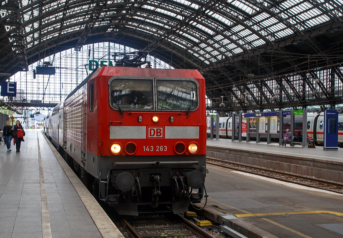
Die 143 263-2 (91 80 6143 263-2 D-DB) der DB Regio, ex DR 243 263-1, fährt am 07.10.2015 mit dem RB 27  Rhein-Erft-Bahn  (Mönchengladbach - Köln . Koblenz) in den Hauptbahnhof Köln ein. 

Die Lok wurde 1987 von LEW (VEB Lokomotivbau Elektrotechnische Werke Hans Beimler) in Hennigsdorf unter der Fabriknummer 20146 gebaut und als 243 263-1 an die Deutsche Reichsbahn (DR) geliefert, 1992 erfolgte die Umzeichnung in DR 143 263-2 und 1994 in DB 143 263-2.
