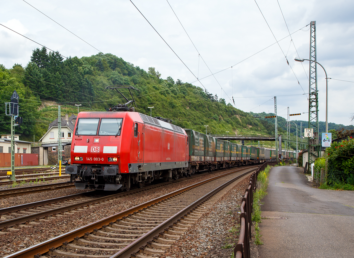 
Die 145 003-0 (91 80 6145 003-0 D-DB) der DB Cargo Deutschland AG fährt am 16.06.2017 mit einem RoLa-Zug durch Linz am Rhein in Richtung Norden. 

Die TRAXX F140 AC wurde 1997 von Adtranz in Kassel unter der Fabriknummer 22297 gebaut.