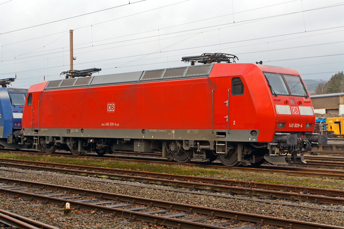 
Die 145 039-4 (91 80 6145 039-4 D-DB)  der DB Schenker Rail Deutschland AG steht am 25.12.2014 in Kreuztal im Abstellbereich. 

Die  TRAXX F140 AC  wurde 1999 bei ABB Daimler-Benz Transportation GmbH (Adtranz) in Kassel unter der Fabriknummer 33357 gebaut. Sie besitzt ein Regio-Paket und ist so auch für Personenzüge gut einsetzbar.