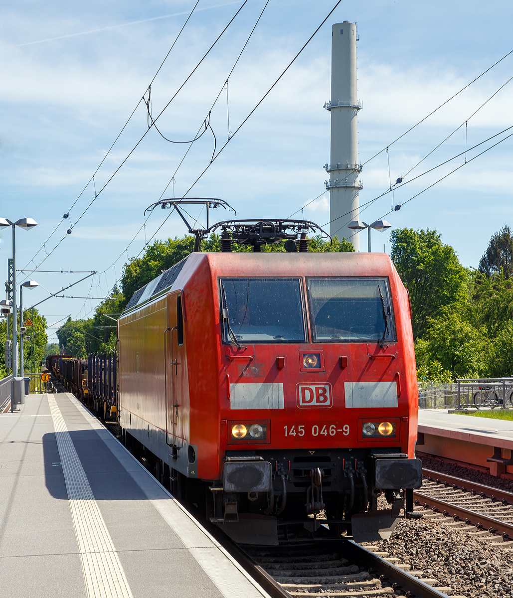 
Die 145 046-9 (91 80 6145 046-9 D-DB) der DB Cargo Deutschland AG fährt am 01.06.2019 mit einem gemischtem Güterzug durch den Bahnhof Bonn UN Campus (in Bonn-Gronau) in Richtung Norden.

Die TRAXX F140 AC wurde 1999 von ADtranz (ABB Daimler-Benz Transportation GmbH) in Kassel unter der Fabriknummer 33364 gebaut.