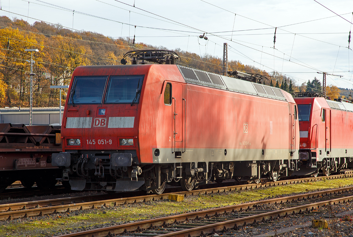 
Die 145 051-9 (91 80 6145 051-9 D-DB) der DB Schenker Rail Deutschland AG steht am 08.11.2015 in Kreuztal im Abstellbereich.

Die TRAXX F140 AC wurde 2000 bei ABB Daimler-Benz Transportation GmbH (Adtranz) in Kassel unter der Fabriknummer 33371 gebaut. 