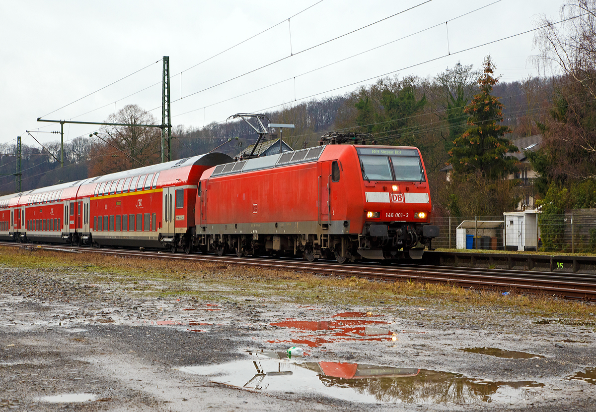 Die 146 001-3 (91 80 6146 001-3 D-DB) der DB Regio NRW mit dem RE 9 (rsx - Rhein-Sieg-Express) Aachen - K�ln - Siegen, am 26.01.2019 beim Halt im Bahnhof Brachbach.

Die TRAXX P160 AC1 (Br 146.0) wurde 2000 von ABB Daimler-Benz Transportation GmbH (Adtranz) in Kassel unter der Fabriknummer 33808 gebaut.  