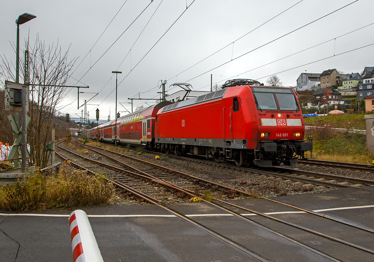 Die 146 001-3 (91 80 6146 001-3 D-DB) der DB Regio NRW f�hrt am 04.12.2021, mit dem RE 9 (rsx - Rhein-Sieg-Express) Aachen - K�ln – Siegen, durch Niderschelden in Richtung Siegen. 

Die TRAXX P160 AC1 (Br 146.0) wurde 2000 von ABB Daimler-Benz Transportation GmbH (Adtranz) in Kassel unter der Fabriknummer 33808 gebaut.  