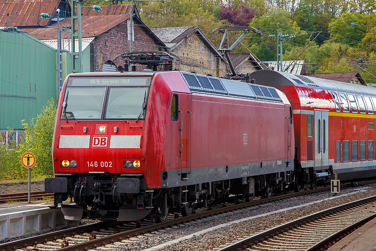 
Die 146 002-1 (91 80 6146 002-1 D-DB) der DB Regio erreicht am 04.05.2019, mit dem RE 9 (rsx - Rhein-Sieg-Express) Aachen - Köln - Siegen, den Bahnhof Betzdorf (Sieg). 

Die TRAXX P160 AC1 wurde 2001 von Adtranz in Kassel unter der Fabriknummer 33809 gebaut. 