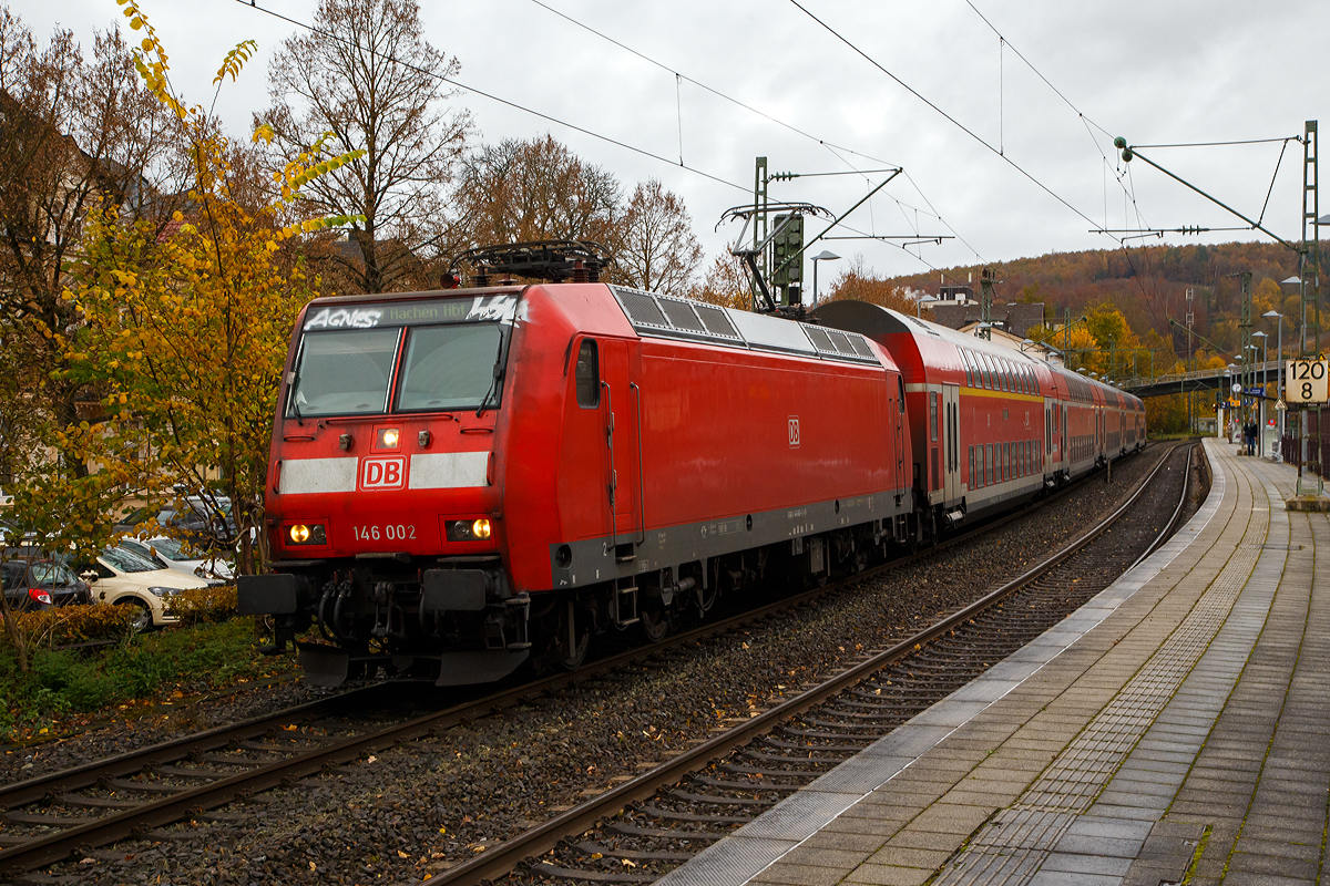 Die 146 002-1 (91 80 6146 002-1 D-DB) der DB Regio NRW verlässt am 02.11.2021, mit dem RE 9 (rsx - Rhein-Sieg-Express) Siegen - Köln – Aachen, den Bahnhof Kirchen/Sieg. Ungewöhnlich heute mal in dieser Richtung als Zug- und nicht als Schublok. Normalerweise wir der RE 9 in der Zugkonfiguration/ Zugbildung andersherum  gefahren.

Die TRAXX P160 AC1 wurde 2001 von ABB Daimler-Benz Transportation GmbH in Kassel unter der Fabriknummer 33809 gebaut.