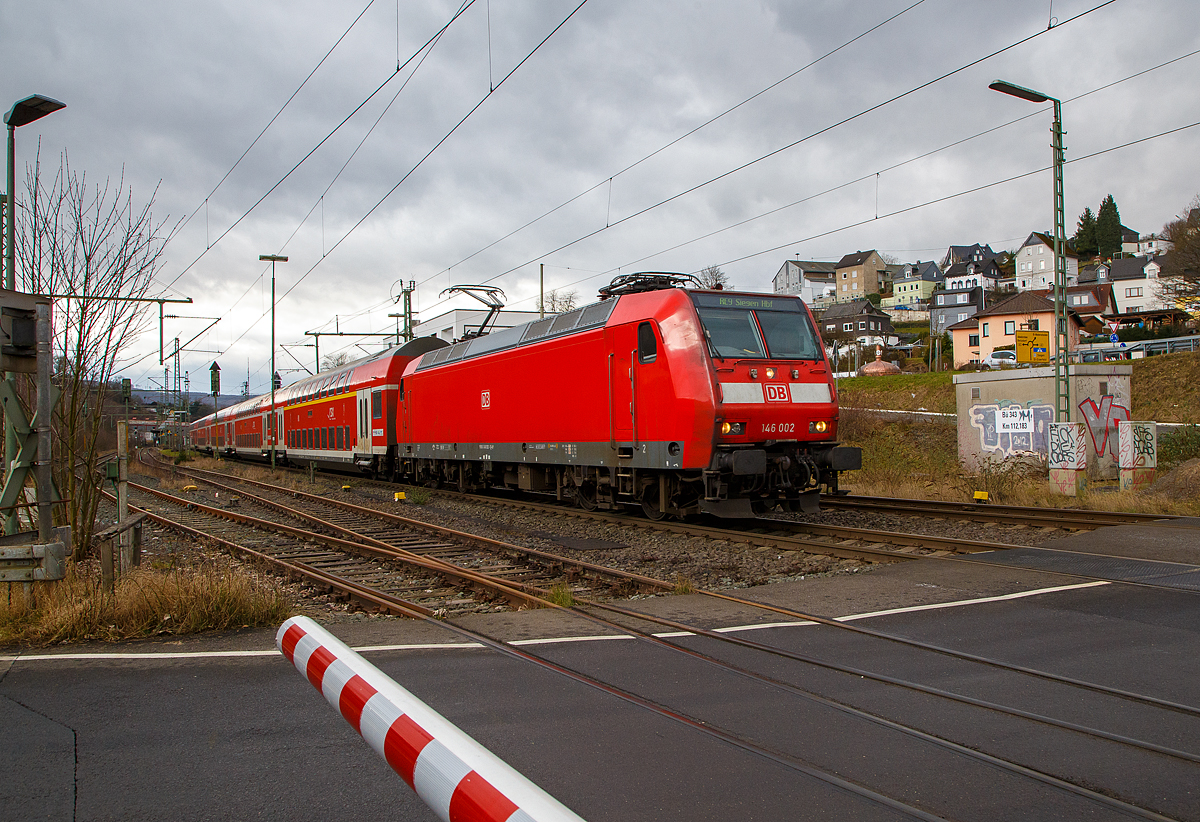 Die 146 002-1 (91 80 6146 002-1 D-DB) der DB Regio NRW fährt, nach einem kurzen Hp0 in Niederschelden (da Schranke noch offen), mit dem RE 9 (rsx - Rhein-Sieg-Express) Aachen - Köln - Siegen, nun weiter in Richtung Siegen.
Nochmals einen lieben Gruß an den netten Lokführer zurück, der mich zuvor mit Handzeichen grüßte.
