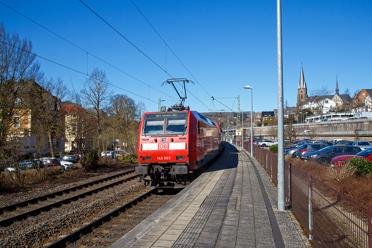 Die 146 003-9 (91 80 6146 003-9 D-DB) der DB Regio schiebt den RE 9 rsx - Rhein-Sieg-Express (Aachen – Köln – Siegen) am 18.03.2022 in den Bahnhof Kirchen (Sieg).

Die TRAXX P160 AC1 wurde 2001 von ABB Daimler-Benz Transportation GmbH in Kassel unter der Fabriknummer 33810 gebaut.