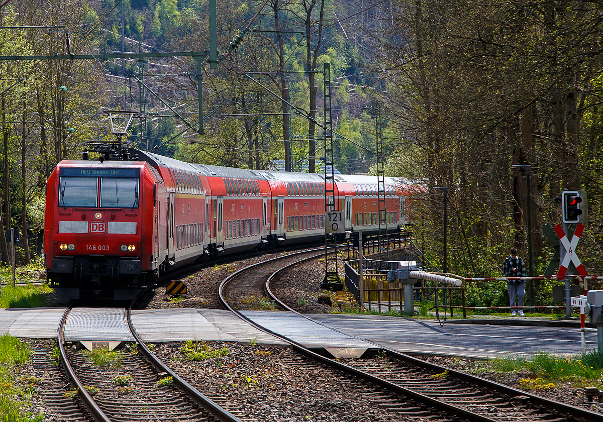 Die 146 003-9 (91 80 6146 003-9 D-DB) der DB Regio erreicht mit dem RE 9 rsx - Rhein-Sieg-Express (Aachen – Köln – Siegen) am 27.04.2022 den Bahnhof Kirchen (Sieg).

Die TRAXX P160 AC1 wurde 2001 von ABB Daimler-Benz Transportation GmbH in Kassel unter der Fabriknummer 33810 gebaut.
