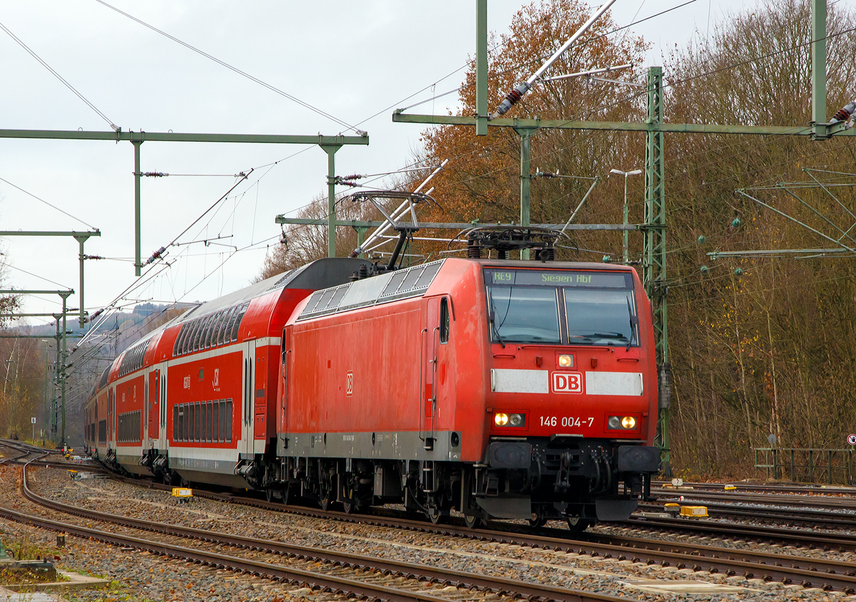 
Die 146 004-7 (91 80 6146 004-7 D-DB) der DB Regio NRW erreicht am 02.12.2018, mit dem RE 9 (rsx - Rhein-Sieg-Express) Aachen - Köln - Siegen, den Bahnhof Au (Sieg). 

Die TRAXX P160 AC1 wurde 2001 von Adtranz in Kassel unter der Fabriknummer 33811 gebaut. 