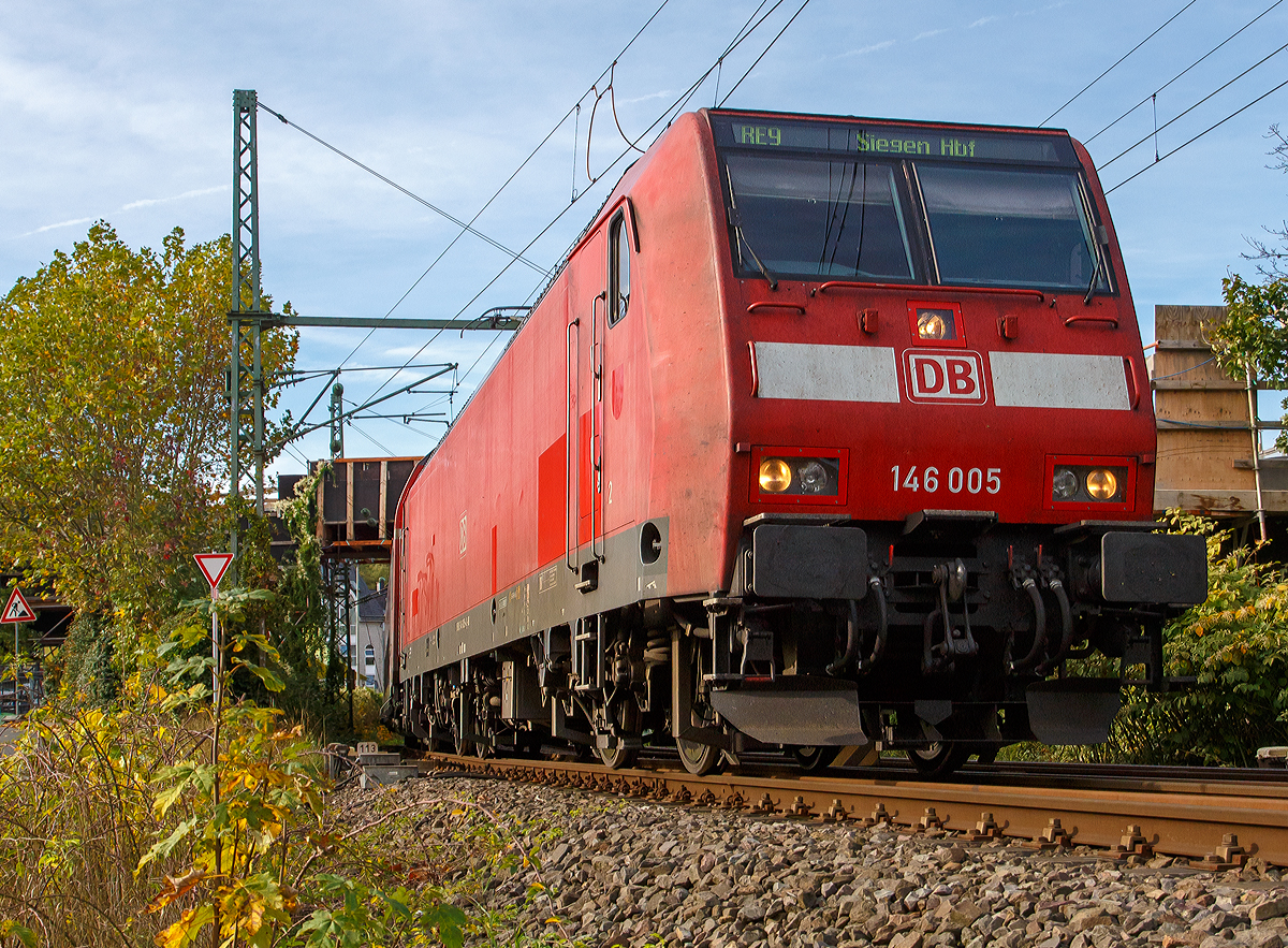 
Die 146 005-4 (91 80 6146 005-4 D-DB) der DB Regio NRW verlässt am 26.10.2019, mit dem RE 9 (rsx - Rhein-Sieg-Express) Aachen - Köln - Siegen, den Bahnhof Betzdorf/Sieg in Richtung Siegen.