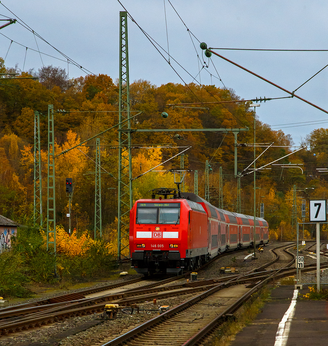 
Die 146 005-4 (91 80 6146 005-4 D-DB) der DB Regio NRW fährt am 15.11.2020, mit dem RE 9 (rsx - Rhein-Sieg-Express) Dürren - Köln - Siegen, in den Bahnhof Betzdorf/Sieg ein. 

Nochmals einen lieben Gruß an den netten Lokführer zurück. 
