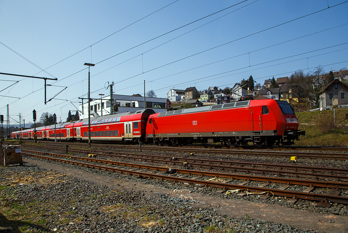 Die 146 005-4 (91 80 6146 005-4 D-DB) der DB Regio NRW schiebt den RE 9 (rsx - Rhein-Sieg-Express) Siegen - Köln – Aachen, am 01.04.2021durch Niederschelden in Richtung Betzdorf (Sieg). Die Regionalzüge hatten alle reichliche Verspätungen, am Gründonnerstag hatten die Güterzüge Vorrang, bedingt wohl auch die Sperrung der Rheinschiene.