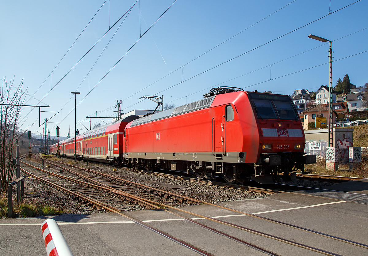 Die 146 005-4 (91 80 6146 005-4 D-DB) der DB Regio NRW fährt am 24.03.2021, mit dem RE 9 (rsx - Rhein-Sieg-Express) Aachen - Köln - Siegen, durch Niederschelden in Richtung Siegen.

Die TRAXX P160 AC1 wurde 2001 von ABB Daimler-Benz Transportation GmbH in Kassel unter der Fabriknummer 33812 gebaut.
