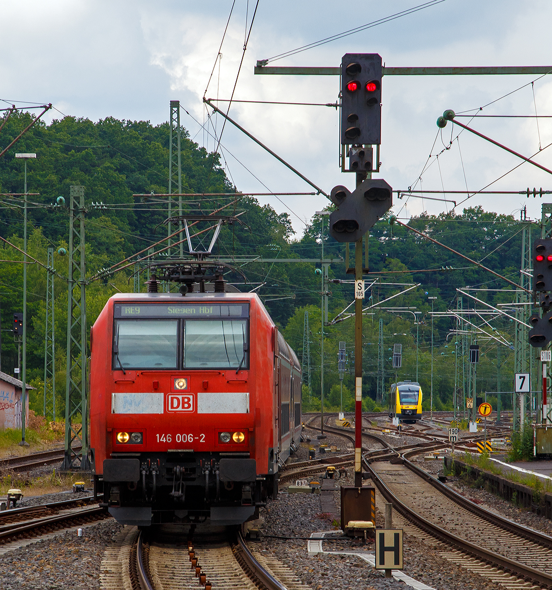 
Die 146 006-2 (91 80 6146 006-2 D-DB) der DB Regio NRW erreicht mit dem RE 9 (rsx - Rhein-Sieg-Express) Aachen - Köln - Siegen am 09.06.2020 den Bahnhof Betzdorf (Sieg).