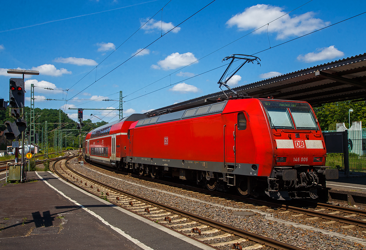 Die 146 006-2 (91 80 6146 006-2 D-DB) der DB Regio NRW schiebt den RE 9 - Rhein Sieg Express (RSX) Siegen - Köln – Aachen, bestehend aus 6 Doppelstockwagen, am 02.06.2022 vom Bahnhof Betzdorf (Sieg) weiter in Richtung Köln.

Die TRAXX P160 AC1 wurde 2001 von ABB Daimler-Benz Transportation GmbH in Kassel unter der Fabriknummer 33813 gebaut.
