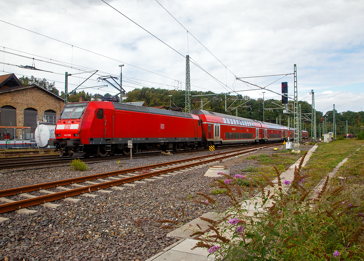 Die 146 006-2 (91 80 6146 006-2 D-DB) der DB Regio NRW schiebt, den RE 9 - Rhein Sieg Express (RSX) Brachbach - Betzdorf - K�ln – Aachen Steuerwagen voraus, am 20.09.2022 von Betzdorf(Sieg) weiter in Richtung K�ln.

Auf der Siegstrecke (KBS 460) erfolgen zwischen dem 16.09. bis zum 09.12.2022 in verschiedenen Anschnitten und Zeitr�umen umfangreiche Umbauarbeiten. Hier zwischen Siegen und Betzdorf zwischen dem 16.09. bis zum 05.10.2022. Die DB Netz AG investiert �ber 12 Millionen Euro in moderne Infrastruktur. So fahren z.Z. die RE 9 nur bis/von Brachbach.
