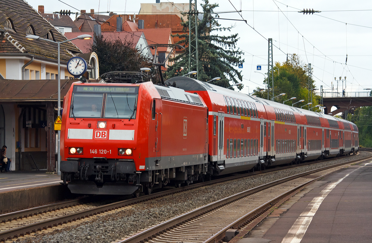 Die 146 120-1 mit 6 Dosto´s fährt am 25.08.2014, als RE 30  Main-Weser-Express  (Kassel Hbf - Gießen - Frankfurt/Main Hbf), in den Bahnhof Treysa ein.  

Die TRAXX P160 AC1 wurde 2004 bei Bombardier in Kassel unter der Fabriknummer 34019 gebaut. Sie hat NVR-Nummer 91 80 6146 120-1 D-DB und die EBA-Nummer  EBA 99A22E 030.

Die Type TRAXX P160 AC1 (2. Bauserie) wurde in den Jahren 2003 bis 2005 ausgeliefert. Diese Loks sind eine technische Variante der Baureihe 185, wobei diese aber nur für den Einsatz unter 15 kV 16,7 Hz vorgesehen sind. Daher hat DB Regio diese Loks als Baureihe 146.1 eingeordnet. Sie haben eine wesentlich höhere Nennleistung als die ursprüngliche BR 146.0 (bei diesen wurde 2010 ein leistungssteigernder Umbau durchgeführt).

Technische Daten:
Spurweite: 1.435 mm
Achsanordnung: Bo`Bo`
Länge über Puffer: 18.900 mm
Dienstgewicht: 84 t 
Radsatzlast: 21 t
Nennleistung (Dauerleistung):  5.600 kW (7.600 PS)
Anfahrzugkraft: 300 kN
Antrieb: Hohlwellenantrieb
Höchstgeschwindigkeit: 160 km/h
Fahrdrahtspannung: 15 kV 16,7 Hz 