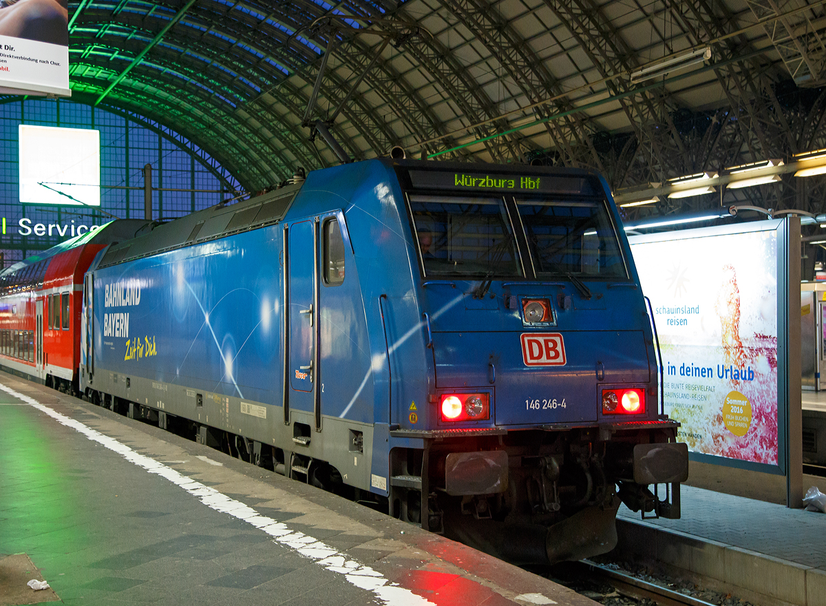 
Die 146 246-4  Bahnland Bayern  (91 80 6146 246-4 D-DB) der DB Regio Bayern, steht am 27.12.2015 im Hbf Frankfurt am Main mit dem RE 4603 nach Würzburg Hbf bereit. 

Die TRAXX P160 AC2  wurde 2006 von Bombardier in Kassel unter der Fabriknummer 34072 gebaut. Die Ganzreklame  Bahnland Bayern  bekam sie im September 2014, eine Kooperation zwischen der Bayerischen Eisenbahngesellschaft und der DB (in Zusammenarbeit mit Roco). 
Durch die Reklame bekam die Lok auch den Spitznamen  Traxxl  .