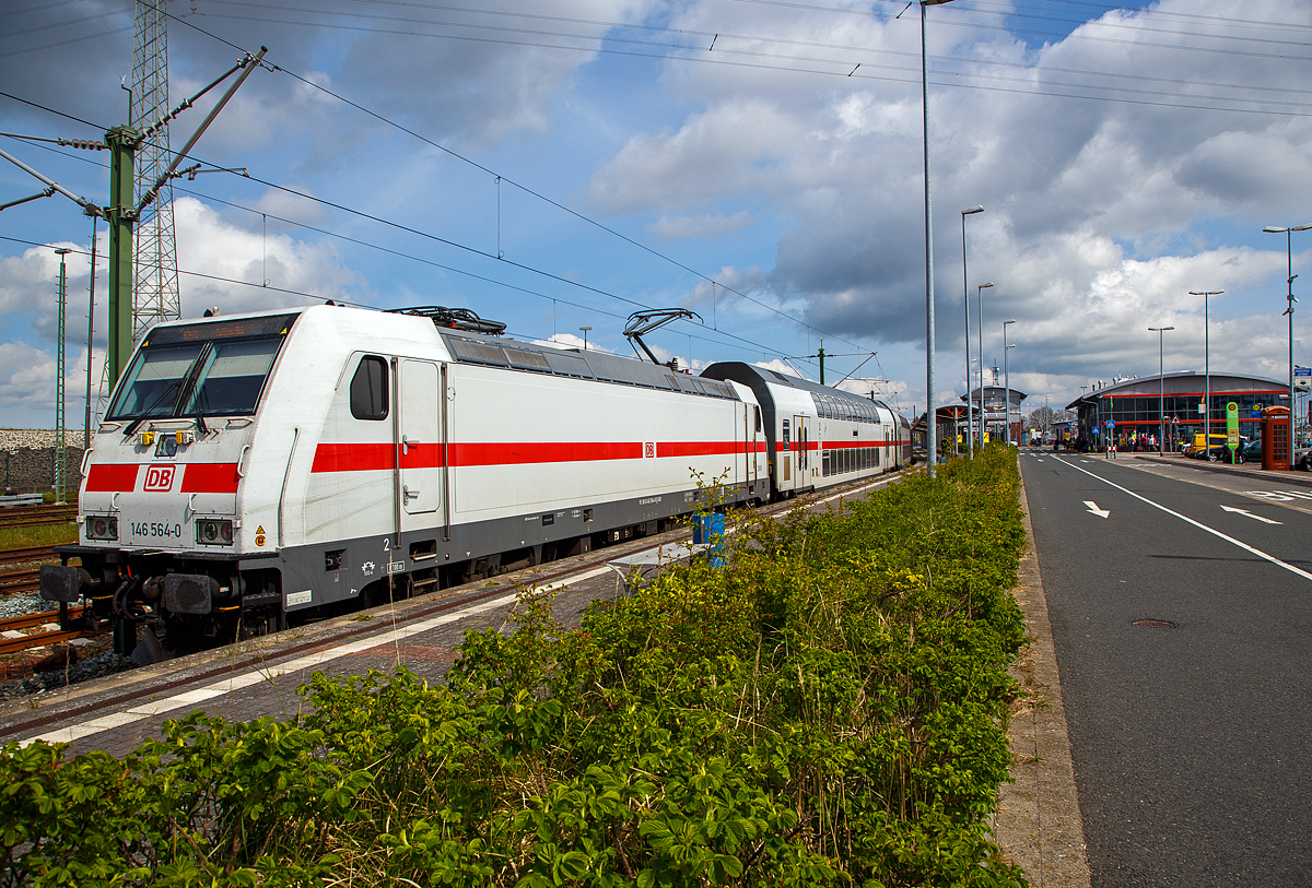 Die 146 564-0 (91 80 6146 564-0 D-DB) hat am 01.05.2022 mit dem IC 2434 (teils RE 56), einem IC 2 (Doppelstock-IC), von Leipzig den Zielbahnhof Emden Au�enhafen erreicht. Rechts das Geb�ude der Reederei AG Ems, die den F�hrverkehr vom Emder Hafen und ab Eemshaven (Niederlande) zur ostfriesischen Nordseeinsel Borkum betreibt.

Der Bahnhof Emden Au�enhafen ist ein Hafenbahnhof in der ostfriesischen Stadt Emden in Niedersachsen, es gibt so einen direkten Anschluss an die F�hre der AG Ems nach Borkum.

Der Bahnhof verf�gt �ber ein Bahnsteiggleis, dazu mehrere Rangier- und Abstellgleise sowie Anschlussgleise der Niedersachsen Ports GmbH & Co KG. Er dient als Zubringer f�r die F�hre nach Borkum und befindet sich daher in unmittelbarer N�he zum Borkumkai des Emder Hafens.

Der Hafenbahnhof ist �ber eine eingleisige Nebenbahn mit dem Emder Hauptbahnhof verbunden. Alle von Leer kommenden Z�ge zum Hafenbahnhof m�ssen im Hauptbahnhof einen Fahrtrichtungswechsel vornehmen. Im Juni 2006 wurden umfangreiche Modernisierungsma�nahmen des Bahnhofs und der Strecke abgeschlossen, seitdem ist die Strecke auch elektrifiziert.
