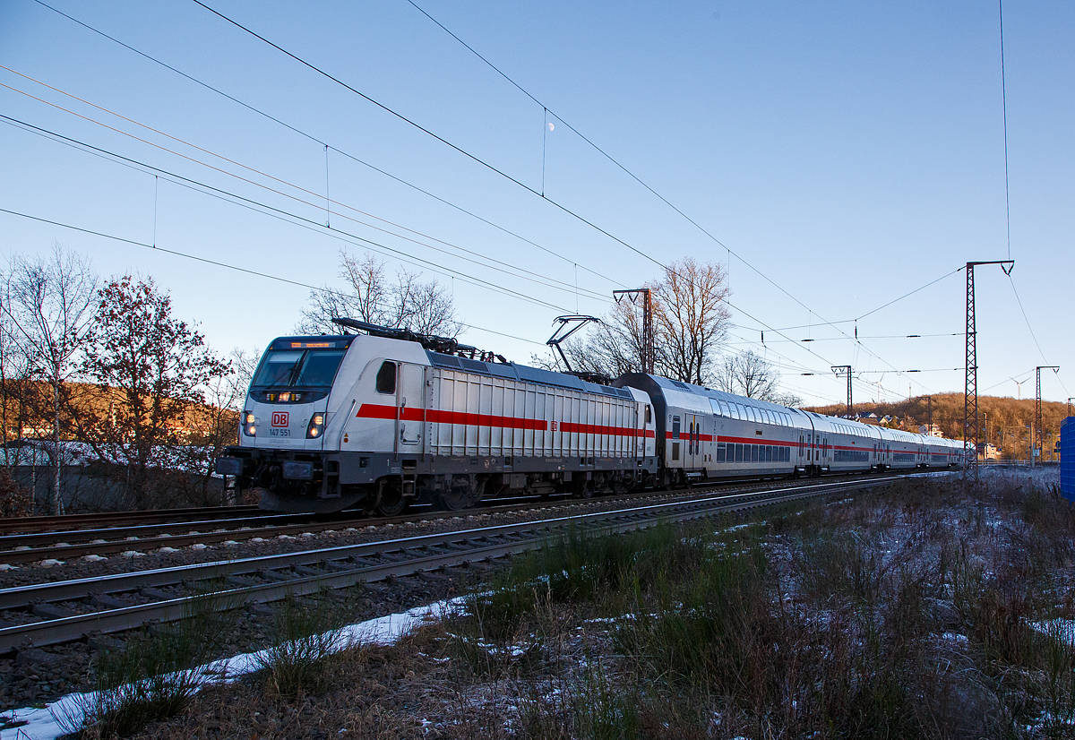 Die 147 551-6 (91 80 6147 551-6 D-DB – IC 4892) der DB Fernverkehr AG f�hrt am 11.01.2022, mit dem IC 2228 (Frankfurt(Main)Hbf - Siegen Hbf - Hamm(Westf)Hbf), durch Rudersdorf in Richtung Siegen. Zwischen Dillenburg und Iserlohn-Letmathe wird der Zug auch als RE 34 gef�hrt und hat die Freigabe f�r alle Nahverkehr Tickets auf diesem Streckenabschnitt.

Nochmals einen lieben Gru� an den netten Lokf�hrer zur�c