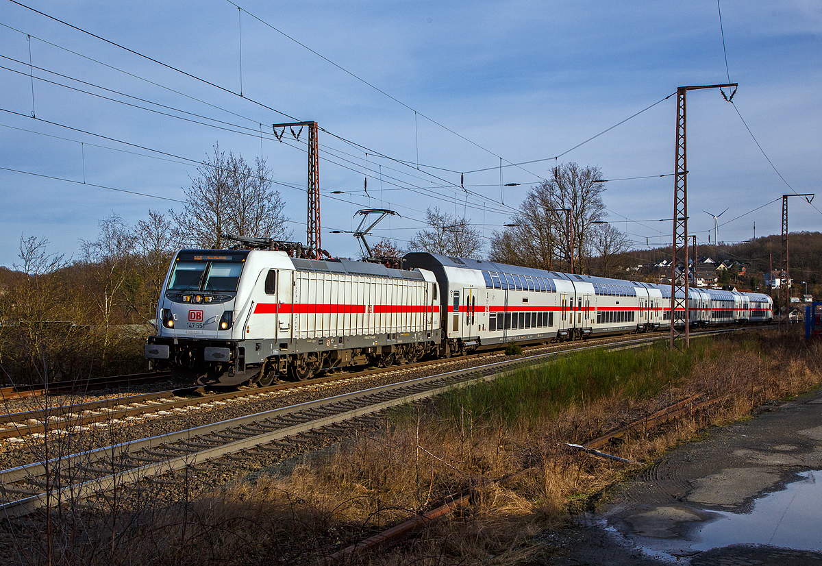 Die 147 551 (91 80 6147 551-6 D-DB – IC 4892) der DB Fernverkehr AG fährt am 12.02.2022, mit dem IC 2228 (Frankfurt(Main)Hbf - Siegen Hbf - Hamm(Westf)Hbf), durch Rudersdorf in Richtung Siegen.

Die TRAXX P160 AC3 wurde 2016 von Bombardier in Kassel unter der Fabriknummer KAS 35222 gebaut und an die DB Fernverkehr AG geliefert. Sie hat die Zulassungen für Deutschland und die Schweiz (wohl nun auch erteilt), daher hat sie auch vier Stromabnehmer. Der Bahnstrom (15.000 V 16 ⅔ Hz) ist ja derselbe, aber die Palettenbreite (Wippe) ist 1.450 mm und somit 500 mm schmaler als die Wippen fürs DB Netz (1.900 mm breit). Das Schleifleistenmaterial ist bei beiden aus Graphit.