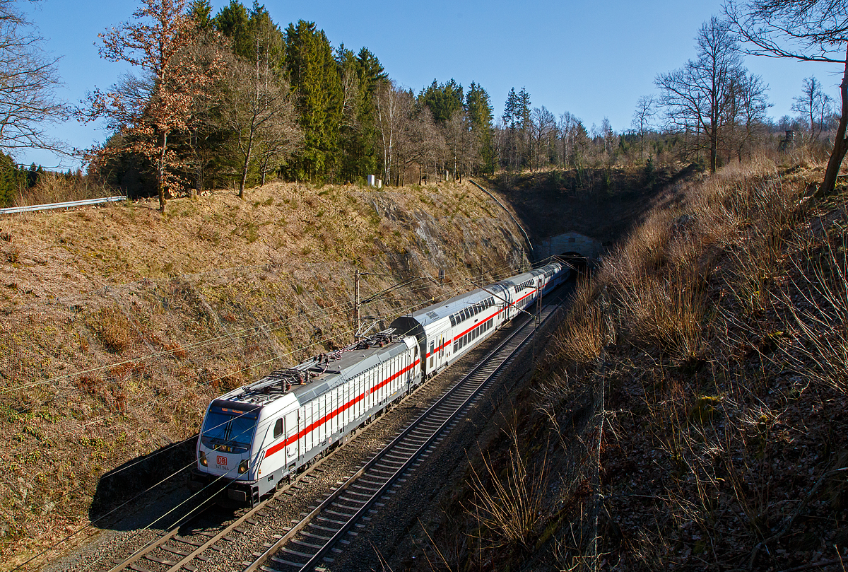 Die 147 564-9 (91 80 6147 564-9 D-DB – IC 4888) der DB Fernverkehr AG hat am 07.03.2022 mit dem IC 2320 / RE 34 (Frankfurt/Main - Siegen - Dortmund Hbf), den 2.652 m langen Rudersdorfer Tunnel verlassen und f�hrt in Richtung Siegen.

Zwischen Dillenburg und Iserlohn-Letmathe wird der Zug auch als RE 34 (Umlauf 52320) gef�hrt und hat die Freigabe f�r alle Nahverkehr Tickets auf diesem Streckenabschnitt.

Die TRAXX P160 AC3 wurde 2017 von Bombardier in Kassel gebaut und an die DB Fernverkehr AG geliefert. 
