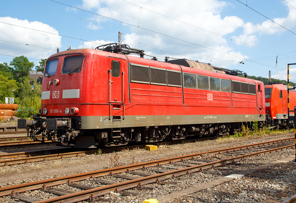 
Die 151 006-4 (91 80 6151 006-4 D-DB) der DB Cargo AG ist am 06.08.2017 im Abstellbereich in Kreuztal abgestellt .

Die Lok wurde 1973 bei Krupp unter der Fabriknummer 5178 gebaut, der elektrische Teil ist von AEG (Fabriknummer 8824).

Technische Daten:
Achsfolge: Co’ Co’
Länge über Puffer: 19.490 mm
Dienstgewicht: 118 t
Achslast: 19,7 t
Dauerleistung: 5.982 kW (8.133 PS)
Anfahrzugkraft: 395 kN
Höchstgeschwindigkeit: 120 km/h
3000 t Züge kann sie bei 3 ‰ Steigung noch mit einer Dauergeschwindigkeit 75 km/h ziehen, bei 2000 t Zügen sind es 100 km/h. 