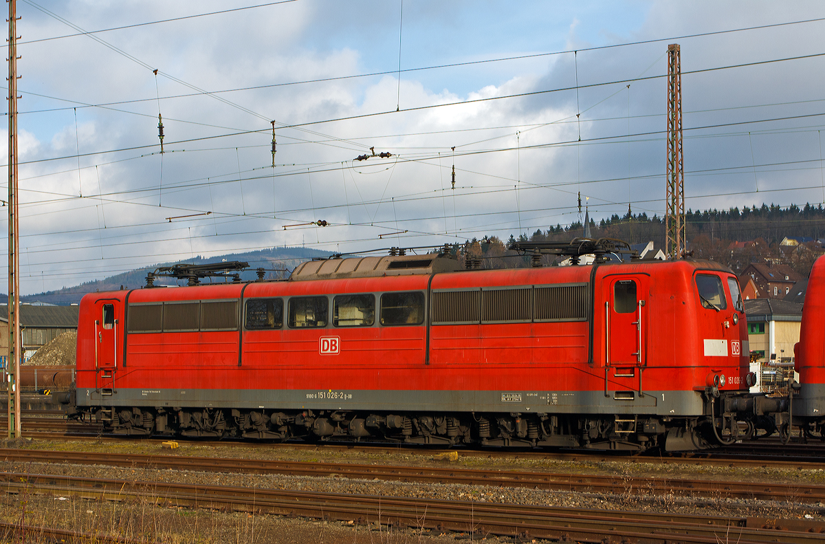 
Die 151 026-2 (91 80 6151 026-2 D-DB) der DB Schenker Rail Deutschland AG steht am 07.12.2014 im Kreuztaler Abstellbereich. 

Die Lok wurde 1973 von Krauss-Maffei AG in München unter der Fabriknummer 19645 gebaut, der elektrische Teil ist von Siemens.