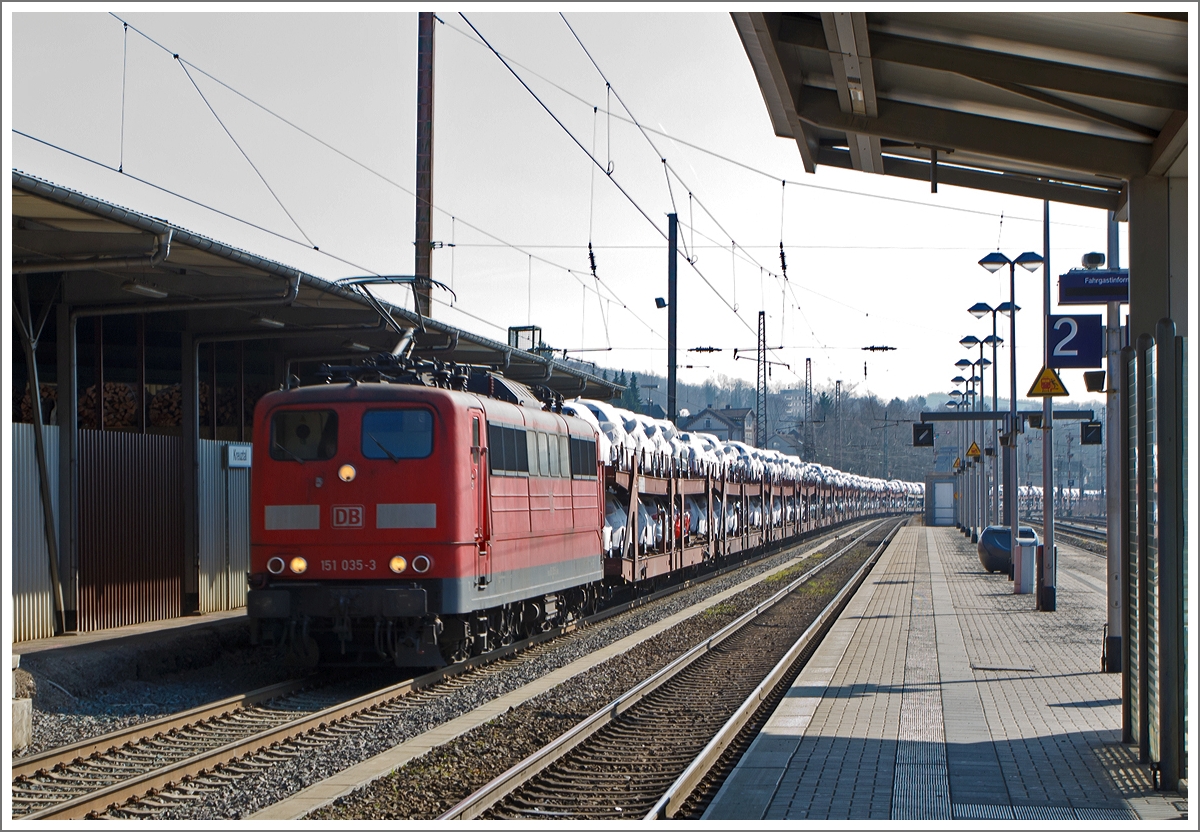 Die 151 035-3 der DB Schenker Rail Deutschland AG rauscht am 08.03.2014 mit einem langen Autotransportzug durch den Bahnhof Kreuztal in Richtung Hagen. 

Die E 51 wurde 1974 von Kraus Maffei unter der Fabriknummer 19654 gebaut.