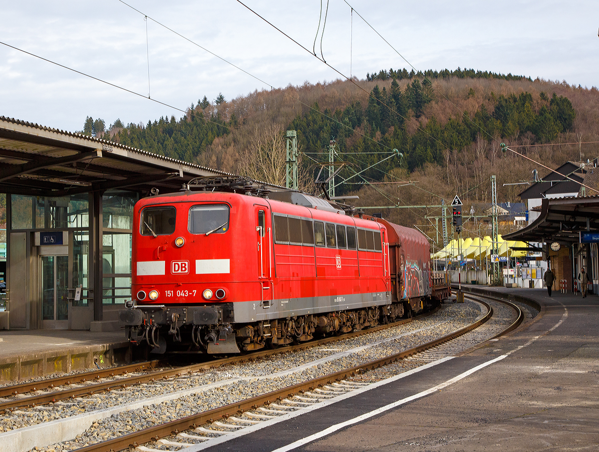
Die 151 043-7  (91 80 6151 043-7 D-DB) der DB Cargo Deutschland AG fährt am 25.02.2017 mit einem gemischtem Güterzug durch den Bahnhof Betzdorf (Sieg) in Richtung Köln.

Die Lok wurde 1974 von Krauss-Maffei in München unter der Fabriknummer 19662 gebaut.