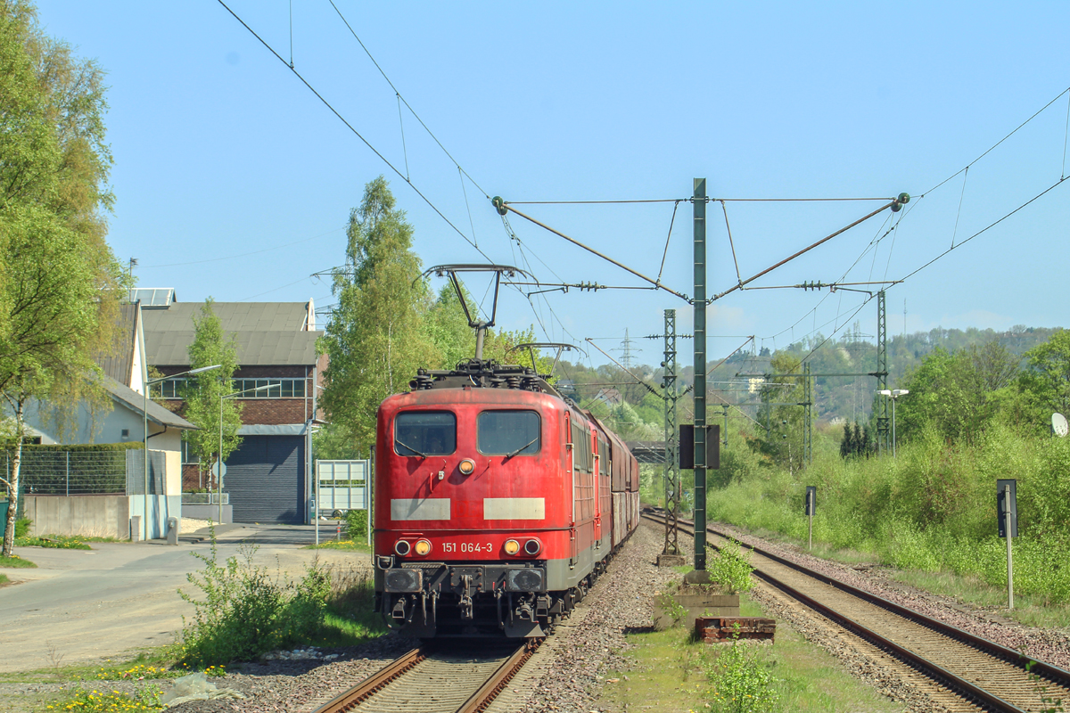 Die 151 064-3 (91 80 6151 064-3 D-Rpool) durchfährt am 21.04.22018 mit einer weitern 151, beide ex DB, heute bei Railpool, mit ihrem Coil-Ganzzug den Haltepunkt Eiserfeld (Sieg) in Richtung Betzdorf (Sieg).
Lieben Gruß an den Tf zurück.