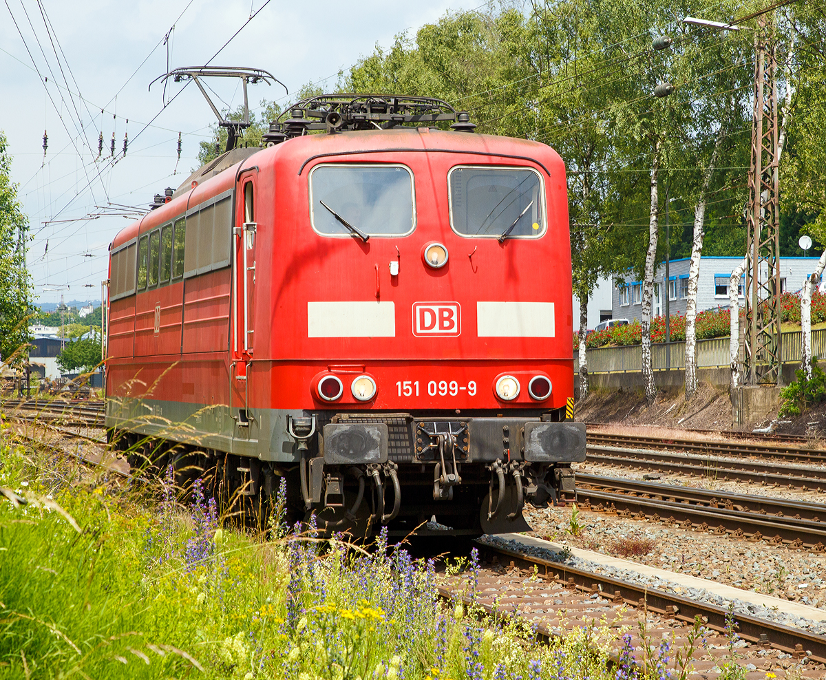 
Die 151 099-9  (91 80 6151 099-9 D-DB) der DB Schenker Rail Deutschland AG am 18.06.2015 beim rangieren in Kreuztal. 

Die Lok wurde 1976 von Krupp unter der Fabriknummer 5349 gebaut.
