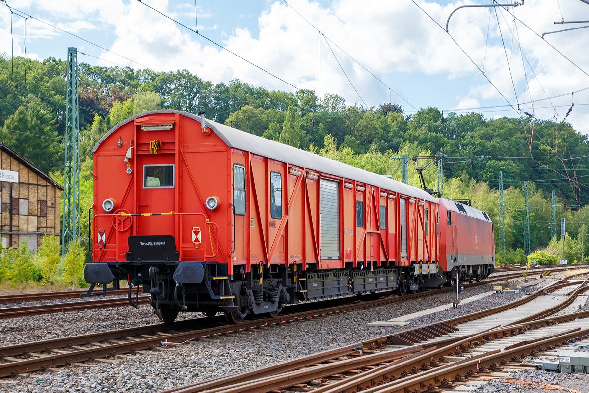 
Die 152 038-6 (91 80 6152 038-6 D-DB) der DB Cargo AG fährt ma 10.08.2019 mit dem Einheitshilfsgerätewagen der Bauart 388, D-DB 60 80 9927 051-4 Ehg 388, der DB Netze AG (DB Netz Nofalltechnik), durch Betzdorf / Sieg in Richtung Köln.