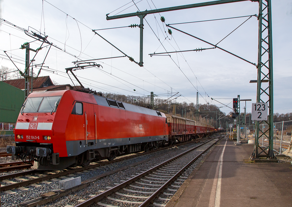 
Die 152 043-6 (91 80 6152 043-6 D-DB) der DB Cargo Deutschland AG fährt am 25.02.2017 mit einem langen gemischtem Güterzug durch den Bahnhof Betzdorf (Sieg) in Richtung Siegen.

Die Siemens ES 64 F wurde 1999 von Krauss-Maffei in München unter der Fabriknummer 20170 gebaut.