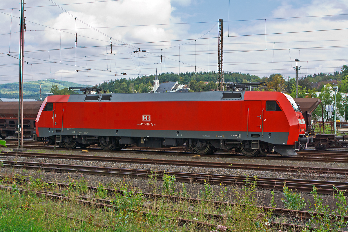 Die 152 047-7 der DB Schenker Rail Deutschland AG ist am 28.08.2014 in Kreuztal abgestellt.

Die Siemens ES 64 F wurde 1999 bei Krauss-Maffei in München unter der Fabriknummer 20174 gebaut, sie hat aktuelle NVR-Nr. 91 80 6152 047-7 D-DB und die  EBA 96Q15A 047.

Als Ersatz für die schweren E-Loks der BR 150 und für Einsatzgebiete der BR 151 / 155 wurde die Beschaffung der Drehstromlok der BR 152 (Siemens ES64F) eingeleitet, sie ist eine Hochleistungslokomotive aus der Siemens ES64 EuroSprinter-Typenfamilie für den schweren Güterzugverkehr, die auch für Personenzüge genutzt werden kann.

Die Baureihe basiert auf dem von Siemens konstruierten Prototyp ES64P. Da jedoch klar war, dass die Maschinen ausschließlich im Güterverkehr eingesetzt werden sollten und eine Höchstgeschwindigkeit von 140 km/h als ausreichend angesehen wurde, konnte auf die Verwendung von voll abgefederten Fahrmotoren verzichtet und auf den wesentlich einfacheren und preisgünstigeren Tatzlager-Antrieb zurückgegriffen werden. Dieser gilt durch die Verwendung moderner Drehstrommotoren bei niedrigen Geschwindigkeiten als relativ verschleißarm.

Technische Daten der BR 152:
Achsformel: Bo´Bo´
Länge über Puffer: 19.580 mm
Breite: 3.000 mm
Drehzapfenabstand: 9.900 mm
Drehgestellachsstand: 3.000 mm
Dienstmasse: 86,7 t
Höchstgeschwindigkeit: 140 km/h
Dauerleistung: 6.400 kW (8.701 PS)
Anfahrzugkraft: 300 kN
Stromsystem: 15 kV, 16 2/3 Hz