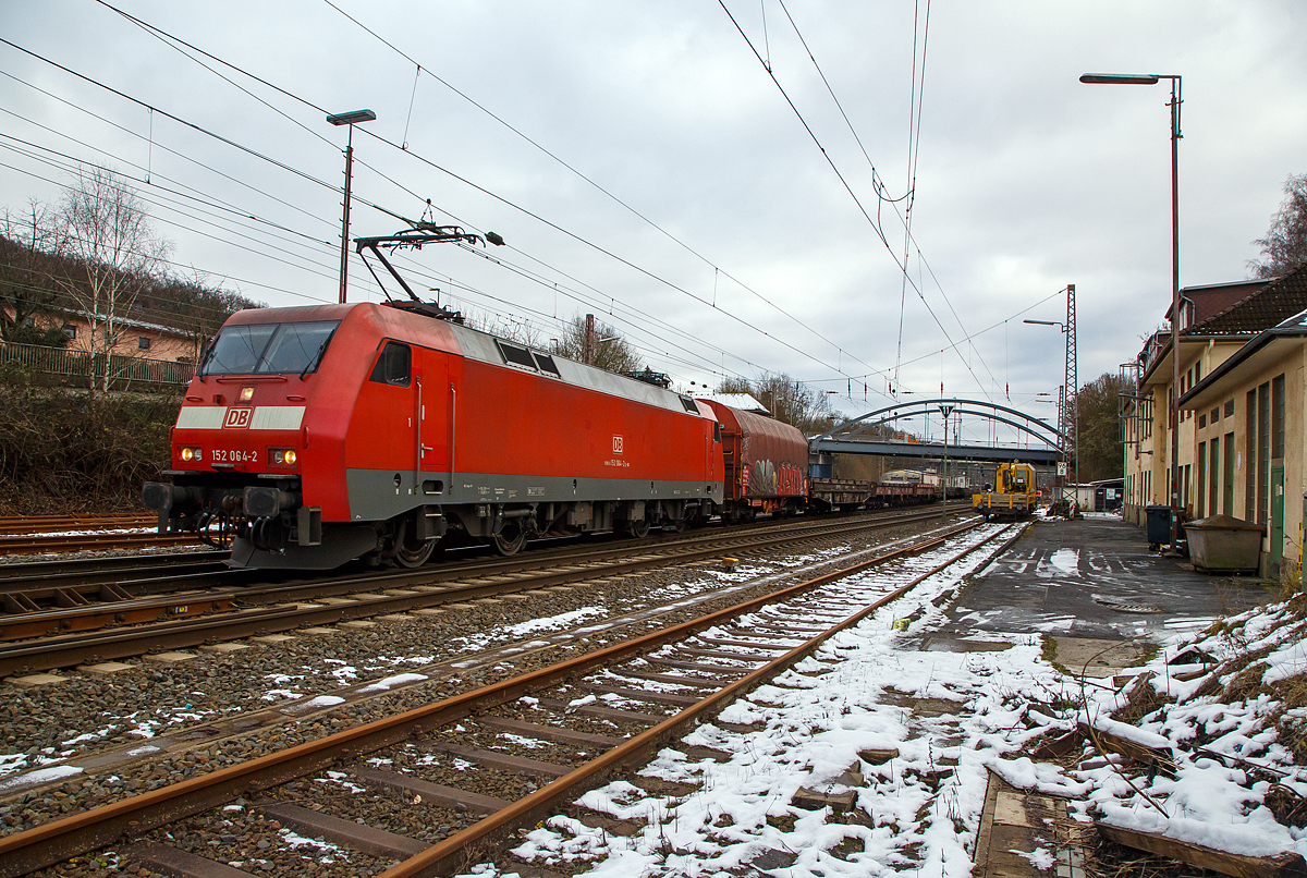 Die 152 064-2 (91 80 6152 064-2 D-DB) der DB Cargo Deutschland AG fährt am 14.01.2021 mit einem langen Güterzug (leere Coilwagen) von Kreuztal in Richtung Hagen los.

Die Siemens ES 64 F wurde 1999 von Krauss-Maffei unter der Fabriknummer 20191 gebaut und an die DB geliefert.