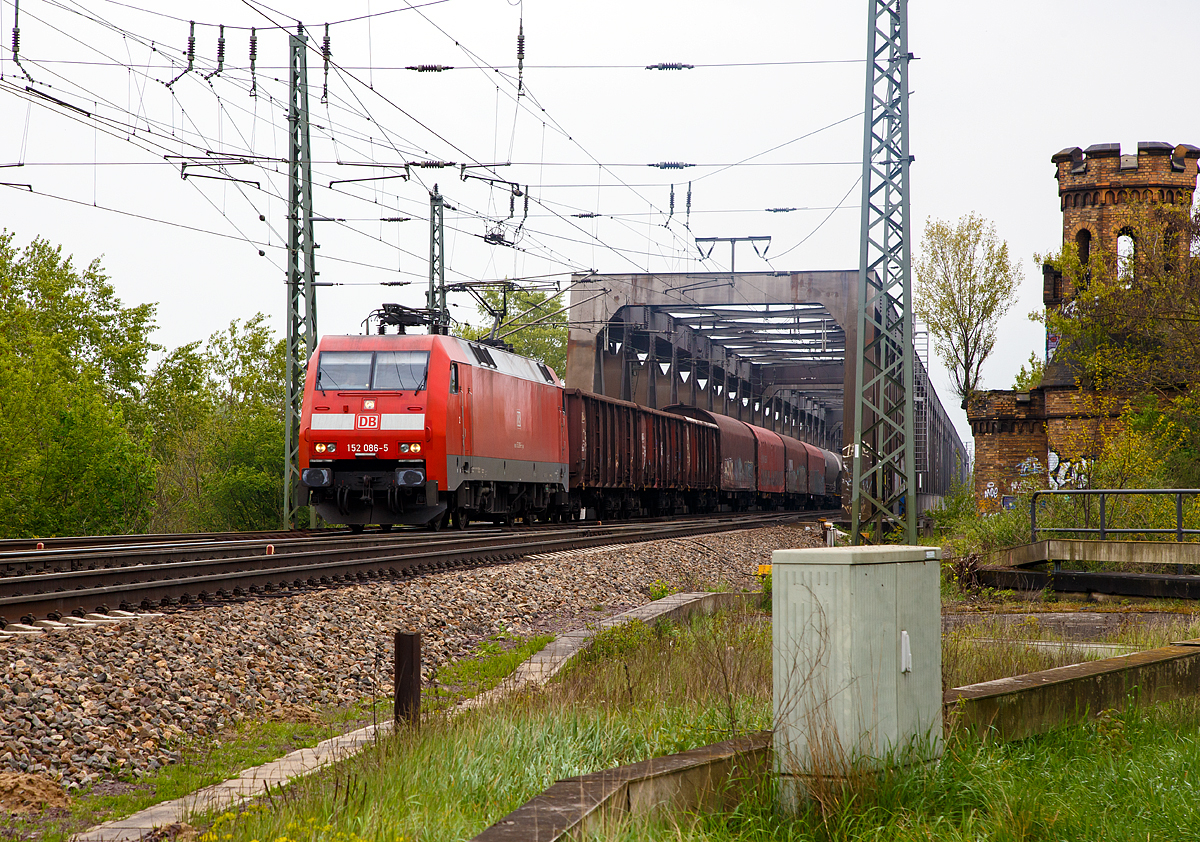
Die 152 086-5 (91 80 6152 086-5 D-DB) der DB Cargo Deutschland AG kommt am 06.05.2017 mit einem gem. Güterzug bei Magdeburg Neustadt über die Herrenkrug-Eisenbahnbrücke (Elbe).

Die Siemens ES 64 F wurde 200 von Krauss-Maffei in München unter der Fabriknummer 20213 gebaut, der elektrische Teil ist von DUEWAG (Fabriknummer 91958).