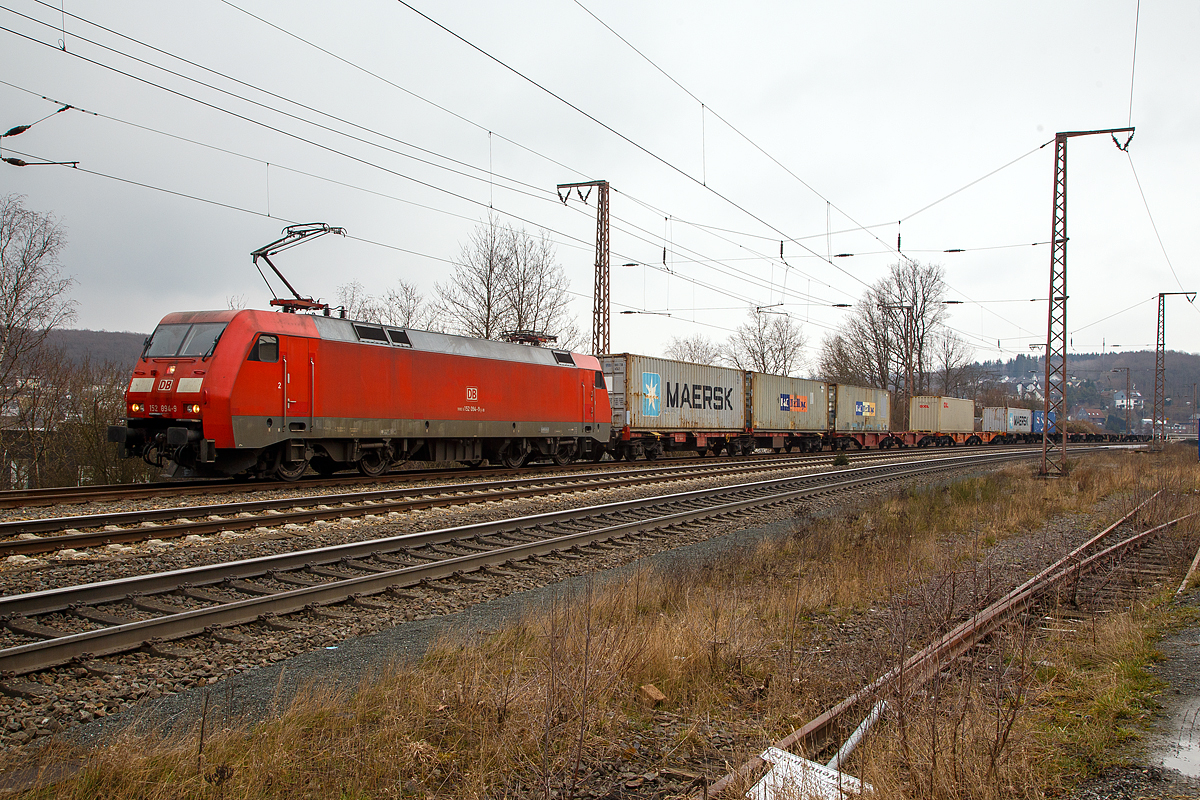 Die 152 094-9 (91 80 6152 094-9 D-DB) der DB Cargo AG hat am 18 03.202, mit einem Containerzug auf der Dillstrecke (KBS 445) in nördlicher Richtung fahrend, Rudersdorf (Kr. Siegen) erreicht und hat auf dem Ausweichgleis länger Hp O. Grund war vermutlich, Kinder im Gleisbereich bei Troisdorf, was auch hier schon seine Auswirkung hatte.

Die Siemens ES64F wurde1999 noch von Krauss-Maffei in München-Allach unter der Fabriknummer 20221für die Deutsche Bahn AG gebaut.