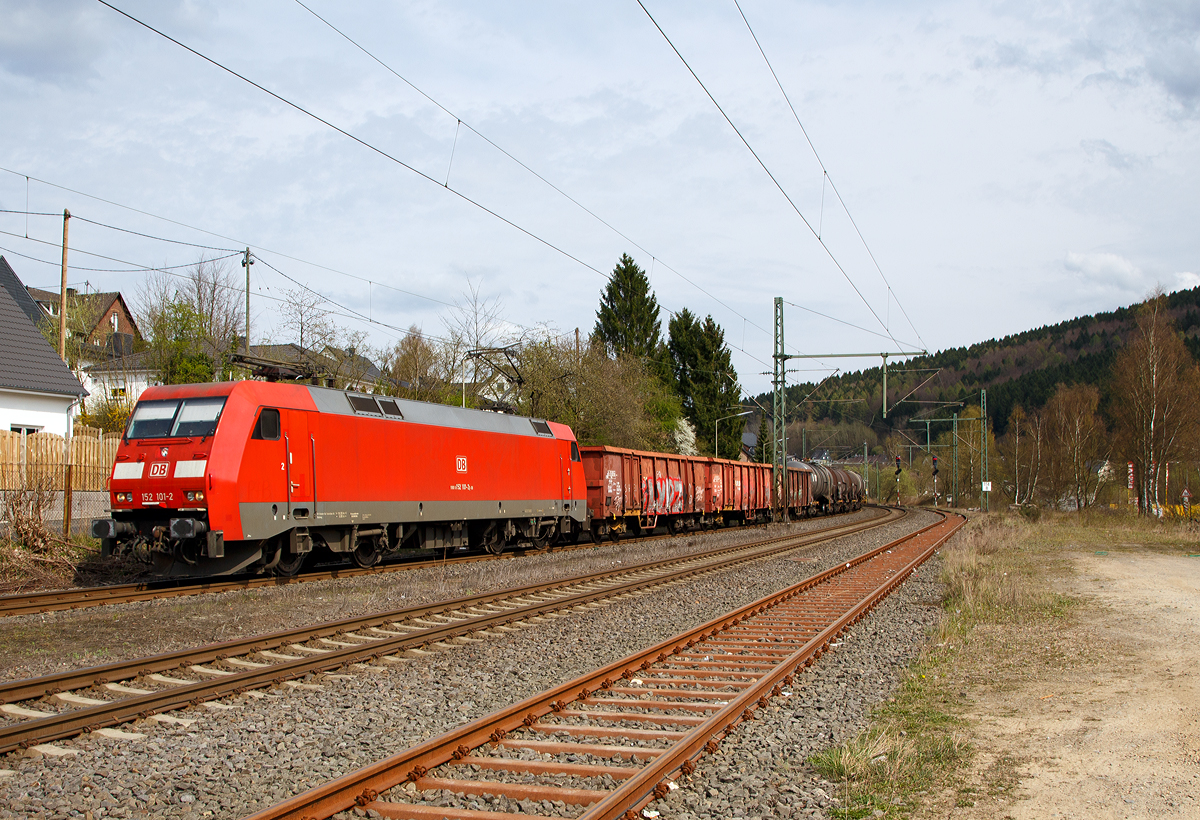 
Die 152 101-2 (91 80 6152 101-2 D-DB) der DB Cargo Deutschland AG fährt am 02.04.2017 mit einem gemischtem Güterzug durch Muderbach (Sieg) in Richtung Köln.

Die Siemens ES 64 F wurde 2000 bei Krauss-Maffei in München unter der Fabriknummer 20228 gebaut, sie hat EBA-Nummer EBA 96Q15A 101. 