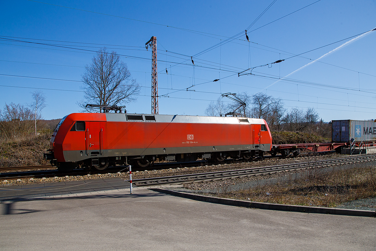 Die 152 124-4 (91 80 6152 124-4 D-DB) der DB Cargo AG erreicht am 30.03.2021 mit einem Containerzug Rudersdorf (Kr. Siegen). Bevor es in Richtung Siegen weitergeht, hat sie hier erst mal Hp 0 und muss den Gegenverkehr abwarten. Ein Gleis war wohl unterbrochen.

Die Siemens ES64F wurde 2000 von Krauss-Maffei AG (später Siemens) in München-Allach unter der Fabriknummer 20251 für die DB Cargo AG gebaut, der elektrische Teil wurde Siemens Uerdingen (DUEWAG) unter der Fabriknummer 91975 geliefert.