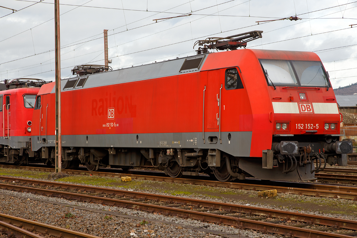 
Die 152 152-5 (91 80 6152 152-5 D-DB) der DB Schenker Rail Deutschland AG, ist am 24.12.2015 in Kreuztal abgestellt. 

Die  Siemens ES 64 F  wurde 2000 von Krauss-Maffei/Siemens unter der Fabriknummer 20279 gebaut.